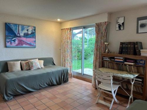 une chambre avec un lit, une table et une fenêtre dans l'établissement Appartement spacieux avec terrasses et parking à Royan - FR-1-494-73, à Royan