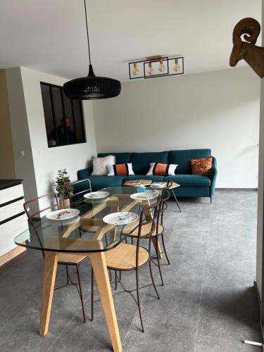 un salon avec une table, des chaises et un canapé dans l'établissement Le Furon, à Prénatier
