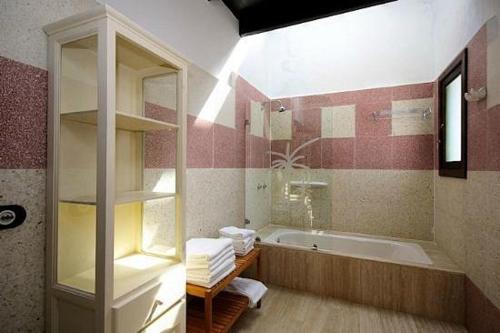 アリアにあるFinca La Crucita - Guinateのバスタブと洗面台のあるバスルーム