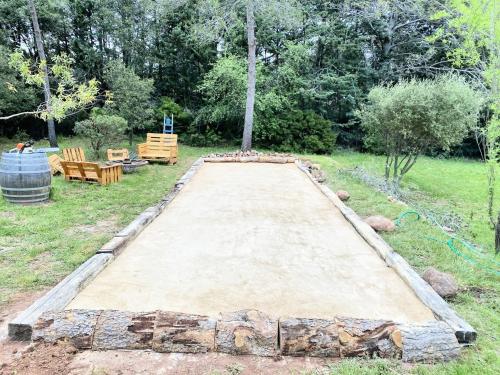 Villa 12 personnes au calme avec piscine في Puget-Ville: صندوق رمل كبير في الفناء مع طاولة نزهة