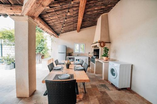 Photo de la galerie de l'établissement Domaine Sauteirane charme et piscine privée, aux Arcs-sur-Argens