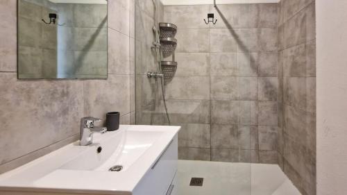 une salle de bain avec un lavabo et une douche dans l'établissement Bella Vita Studio, à Aigues-Vives