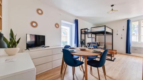 une cuisine et une salle à manger avec une table et des chaises dans l'établissement Bella Vita Studio, à Aigues-Vives