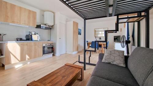 un salon avec un canapé et une cuisine dans l'établissement Bella Vita Studio, à Aigues-Vives