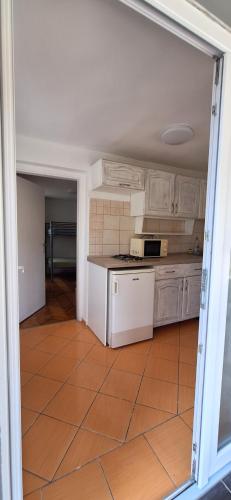 Kuchyň nebo kuchyňský kout v ubytování LiMa Apartman Ház