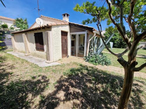 a small house in a yard with a tree at Spacious and modern home 8 guests à Juvignac in Juvignac