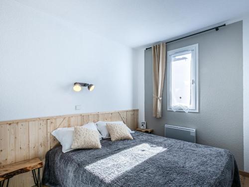 une chambre avec un lit et une fenêtre dans l'établissement Appartement lumineux 6 pers, 2 sdb, wifi, garage, proche pistes et centre, casier à skis, animaux ok - FR-1-694-19, à Val dʼIsère