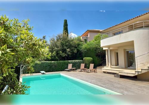 a swimming pool in the backyard of a house at Marina-piscine privée-wifi-Accès Sporting Club Marina di Fiori in Porto-Vecchio