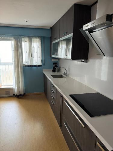 a kitchen with a sink and a counter top at Apartamento centrico en edificio histórico in Albacete