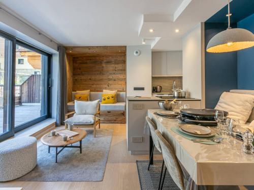 une cuisine et un salon avec une table et des chaises dans l'établissement Appartement de standing avec garage, wifi et terrasse au pied des pistes à Val-d'Isère - FR-1-694-332, à Val dʼIsère