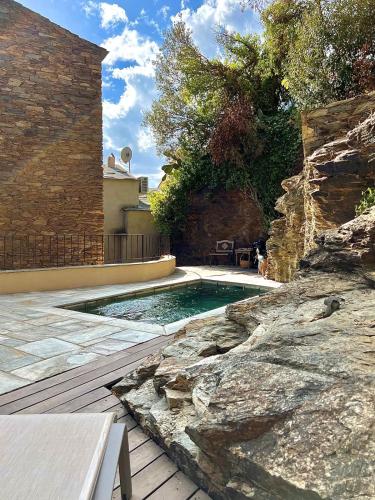 une piscine dans l'arrière-cour d'une maison dans l'établissement Villa Christelle avec piscine Cap Corse, à Centuri