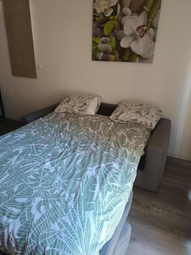 une chambre avec un lit et un tableau au mur dans l'établissement Studio indépendant au coeur du var, à Sainte-Anastasie-sur-Issole