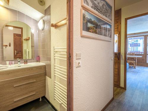 une salle de bain avec un lavabo et un miroir dans l'établissement Appartement soigné skis aux pieds, proche village des enfants, 5 pers, balcon sud-est - FR-1-694-254, à Val dʼIsère