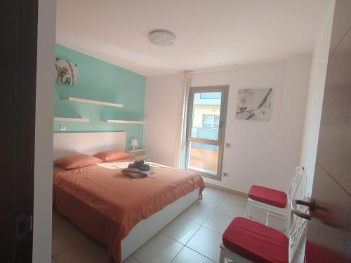 ein Schlafzimmer mit einem Bett und einem Fenster in der Unterkunft KALI - Apartment Tenerife Sur in Alcalá