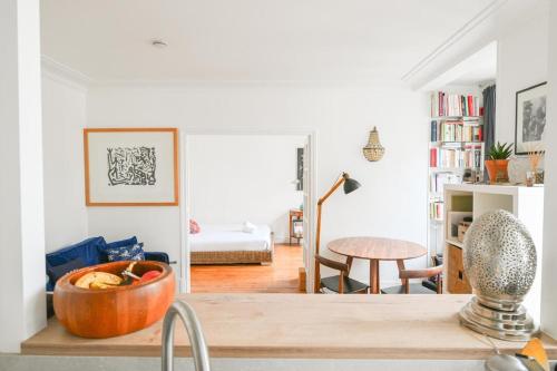 - une cuisine et un salon avec un bol sur une table dans l'établissement Appartement lumineux à Paris by Weekome, à Paris