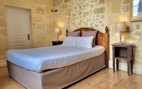 Ένα ή περισσότερα κρεβάτια σε δωμάτιο στο Demeures & Château - Fleur de Roques - Puisseguin Saint Emilion