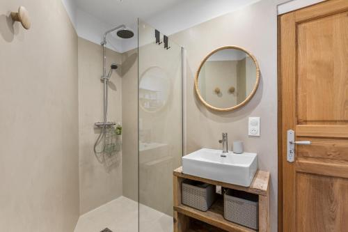 une salle de bain avec un lavabo et une douche avec un miroir dans l'établissement 2BR Boutique-Apartment in Cannes, strand- und zentrumsnah 10-15 Minuten, à Cannes