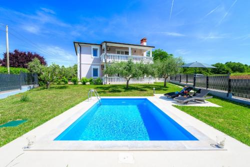 Purple Sky by Briskva