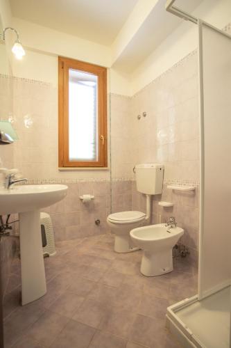 a bathroom with a toilet and a sink at Case Vacanze Maluk in Lampedusa