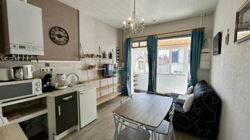 une cuisine avec une table et une salle à manger dans l'établissement Le Petit Cocon, au Crotoy