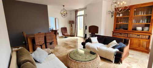 un salon avec un canapé et une table dans l'établissement House 5p with garden near the sea, à Fréjus