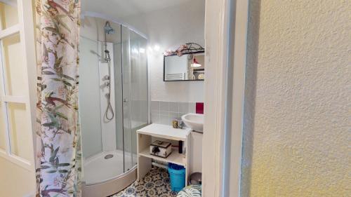La petite salle de bains est pourvue d'une douche et d'un lavabo. dans l'établissement La Corniche d Or, à Les Bussolleries