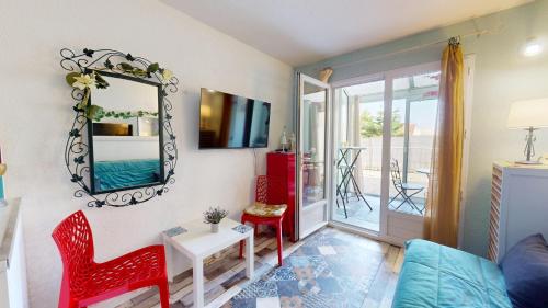 un salon avec un canapé et un miroir dans l'établissement La Corniche d Or, à Les Bussolleries