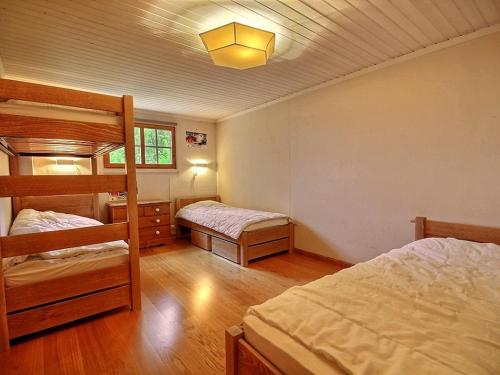 - une chambre avec deux lits superposés et un plafond dans l'établissement Chalet spacieux 15 pers avec sauna et jacuzzi, proche pistes - Plagne 1800 - FR-1-455-159, à La Plagne
