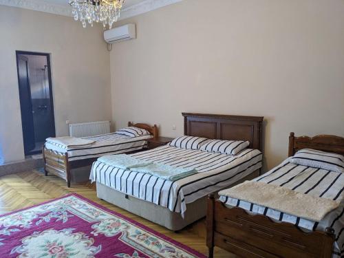 Una cama o camas en una habitación de Hotel Gardenia beradze