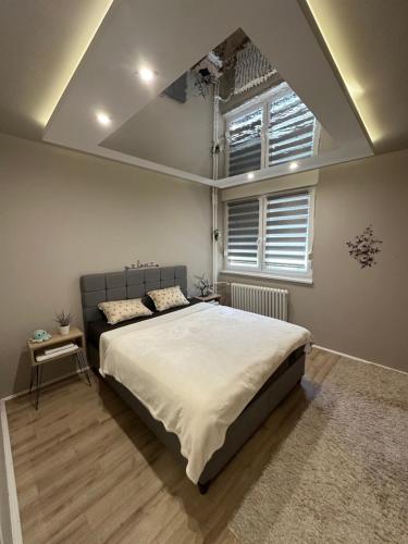 Una cama o camas en una habitación de Mirrors Apartmani
