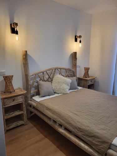 - une chambre avec un lit en bois et 2 tables de chevet dans l'établissement 8-person apartment - Chill & beach 5 min away, à Saint-Laurent-de-la-Salanque