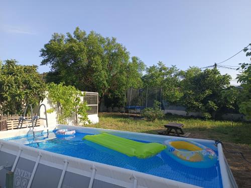 une piscine avec une table et un gonflable dans l'établissement Chez Camille, à Cuges-les-Pins