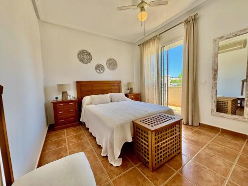 sypialnia z łóżkiem i dużym oknem w obiekcie Casa Sol, Relax y Mar - a 5 min de la playa - Torre de la Horadada w mieście La Horadada