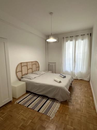une chambre avec un grand lit avec un tapis dans l'établissement T2 53m2 quartier libération proche arrêt de Tram, à Nice