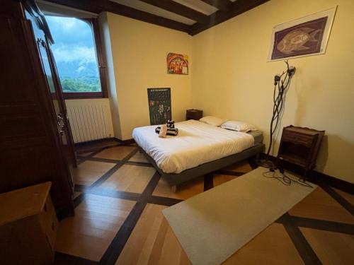 une chambre avec un lit et une grande fenêtre dans l'établissement Château de Montpon - 8 pers - Family et Kids Friendly, à Alby-sur-Chéran