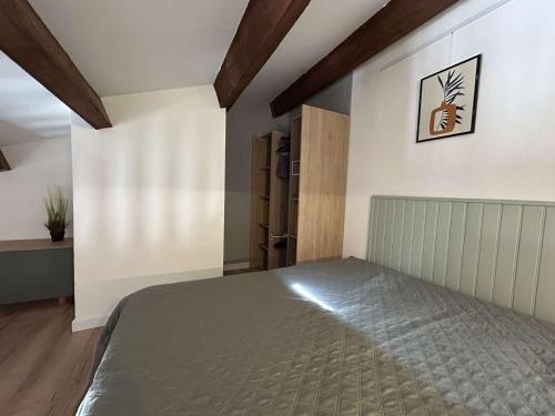 une chambre avec un lit dans une pièce dans l'établissement Maison pour 6 à Saint Pierre la Mer avec piscine et espace extérieur - FR-1-229D-152, à Fleury