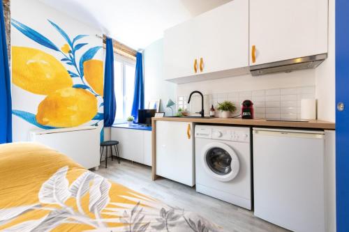 - une cuisine avec lave-linge et sèche-linge dans la chambre dans l'établissement Le Coysevox - Joli studio tout confort pentes de la Croix Rousse, à Lyon