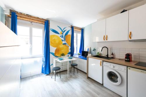 Il comprend une cuisine équipée d'un lave-linge et d'un bureau. dans l'établissement Le Coysevox - Joli studio tout confort pentes de la Croix Rousse, à Lyon