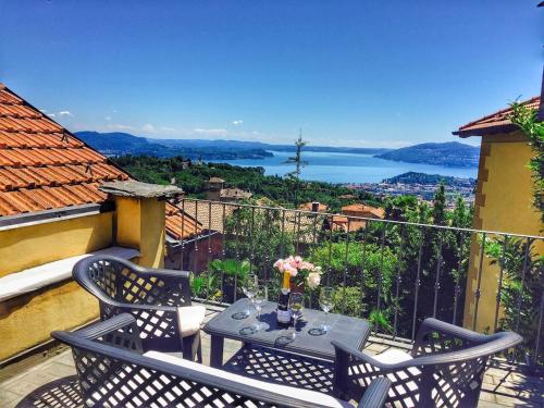 a patio with a table and chairs on a balcony at Villa Le Giare in Vignone