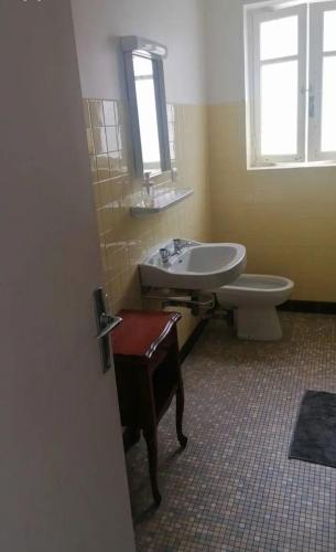 une salle de bain avec un lavabo et des toilettes dans l'établissement Jaizkibel, à Hendaye