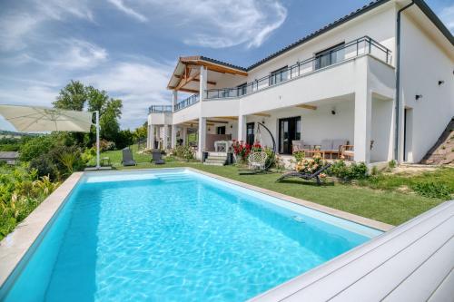 une villa avec piscine et une maison dans l'établissement Coteaux en Vue Duo, à Aureville