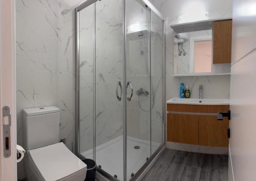 Un baño con ducha, inodoro y lavabo. en Ceasar Blue Wellness and Spa Resort, en Kalecik