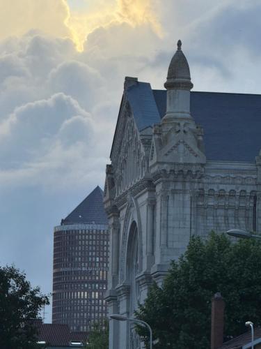 un grand bâtiment avec une tour au sommet dans l'établissement Villa B, à Lyon