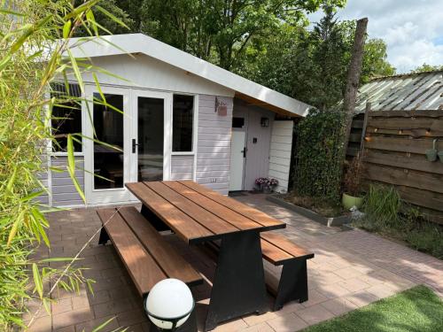 a picnic table in front of a shed at Schaapskooi in Voorthuizen