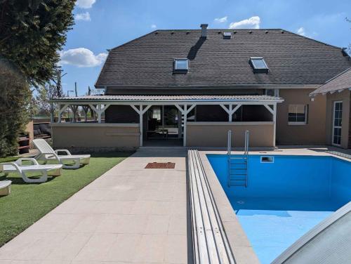 Bazén v ubytovaní Holiday home in Siofok/Balaton 35459 alebo v jeho blízkosti
