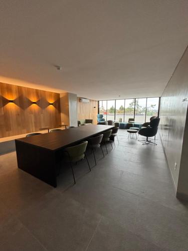 a large dining room with a table and chairs at Excepcional Monoambiente edificio LAWA Calyptus in Montevideo