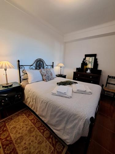 una camera da letto con un letto con due libri sopra di Quinta Rural em Coruche com piscina privativa a Coruche
