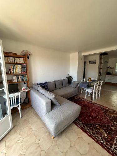 un salon avec un canapé et une table dans l'établissement Cosy appartement en plein centre-ville dans un halo de verdure avec vue mer, à Nice