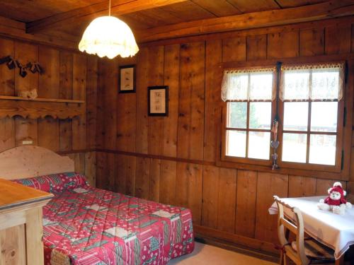 เตียงในห้องที่ Chalet 3* cosy aux Gets, Wi-Fi, 450m télécabine, 2 chambres, parking privé, balcon sud/est - FR-1-671-40