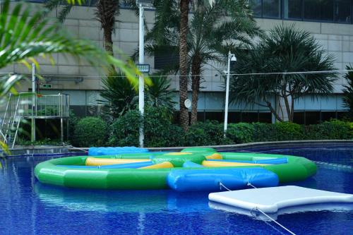 La alberca dentro o cerca de Hilton Foshan - Free Shuttle Bus to Canton Fair